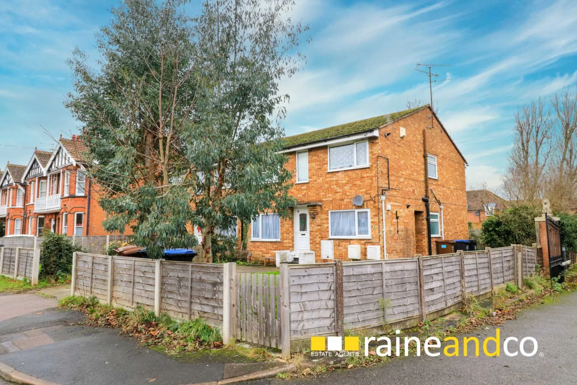 Flat Roe Green Lane in Welwyn Hatfield