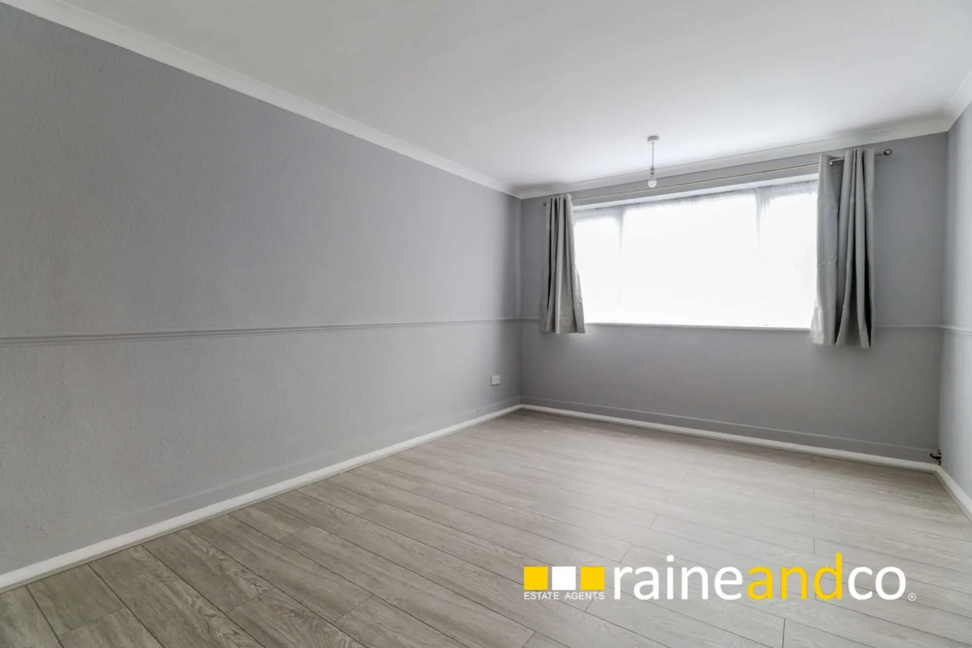 Flat Roe Green Lane in Welwyn Hatfield