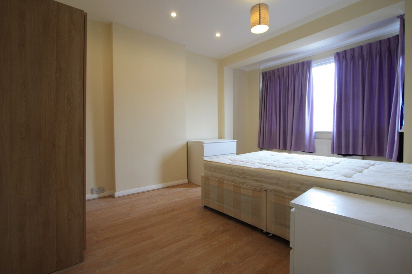 Flat Grove Road in Greater London