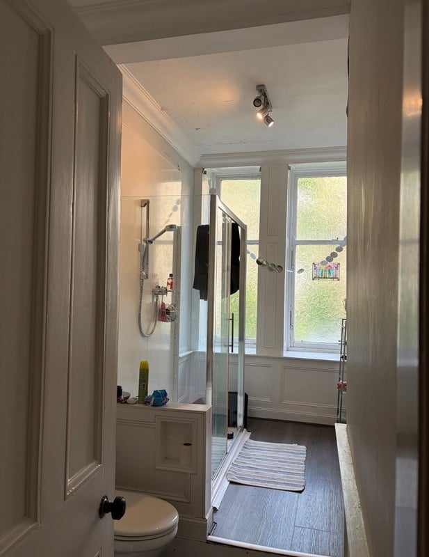Room Airlie Street in Glasgow
