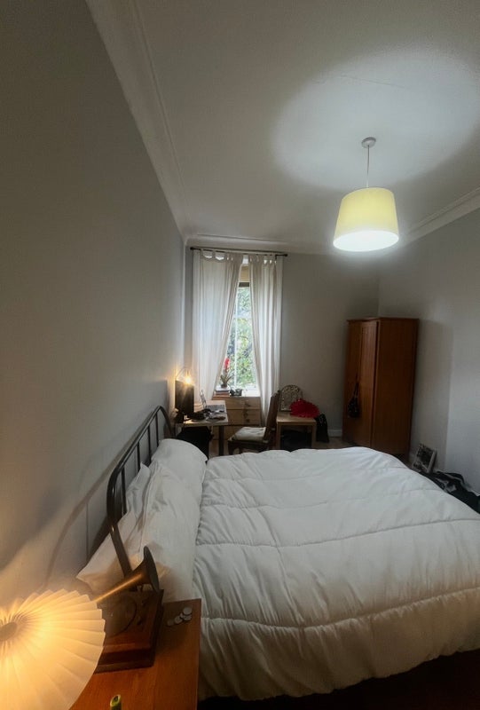 Room Airlie Street in Glasgow