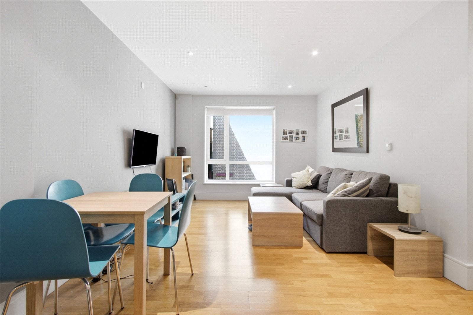 Flat Albion Yard in Greater London