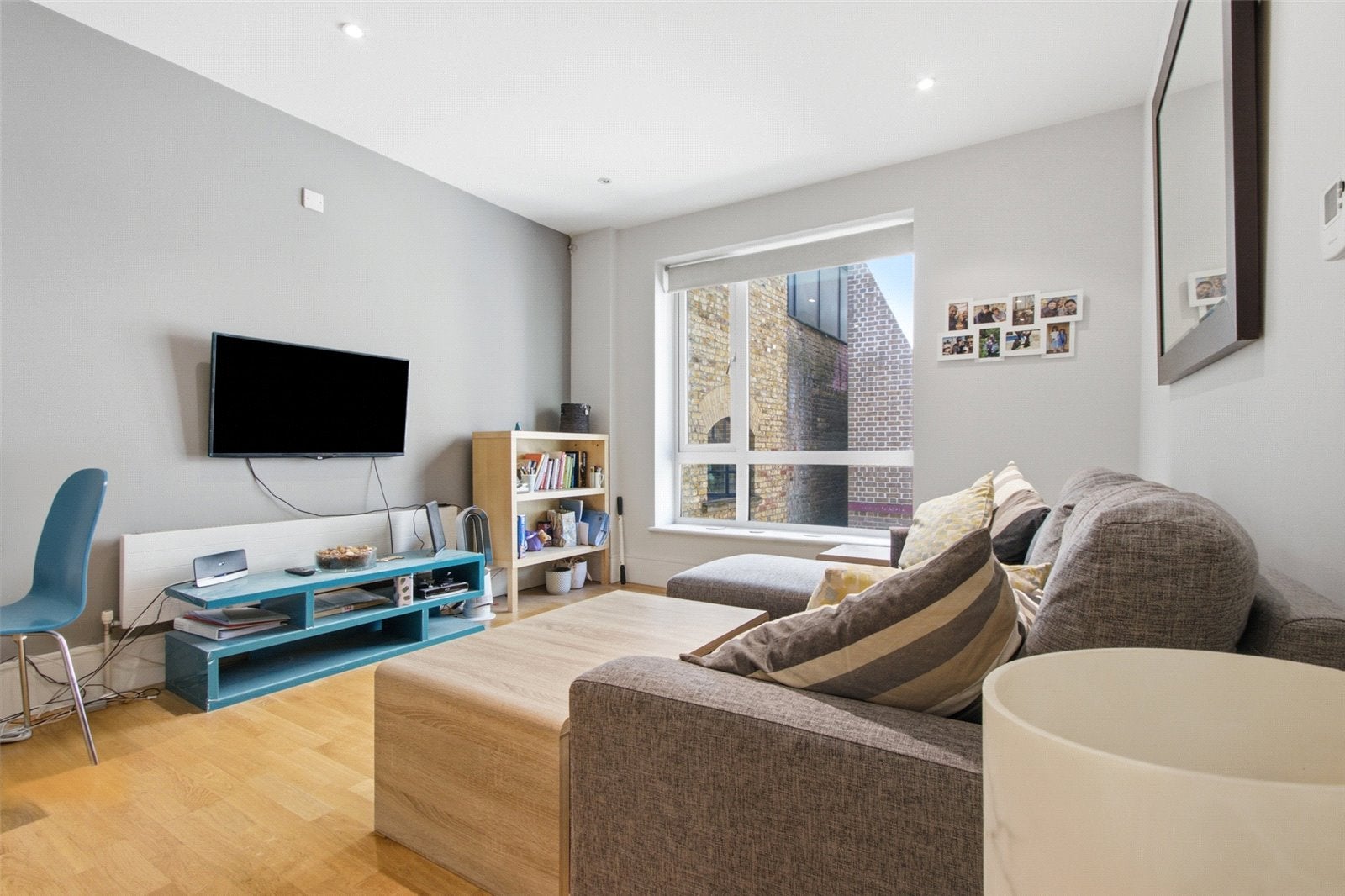 Flat Albion Yard in Greater London