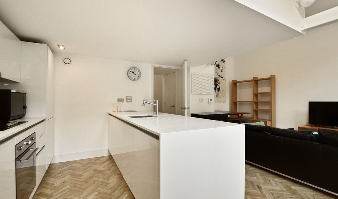 Flat Spa Road in Greater London