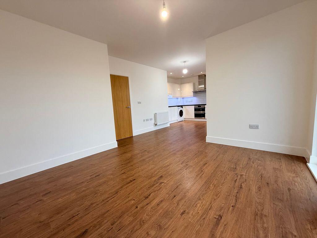 Flat Lismore Boulevard in Greater London