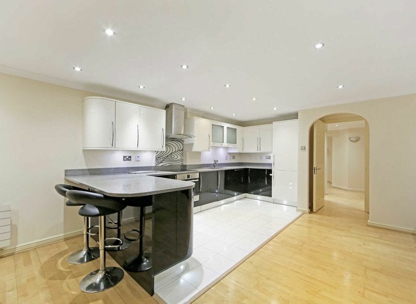 Flat Meridian Place in Greater London