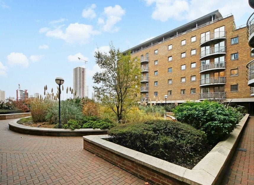 Flat Meridian Place in Greater London