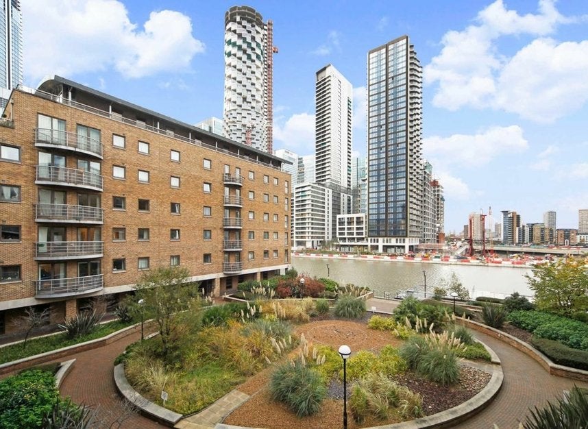 Flat Meridian Place in Greater London