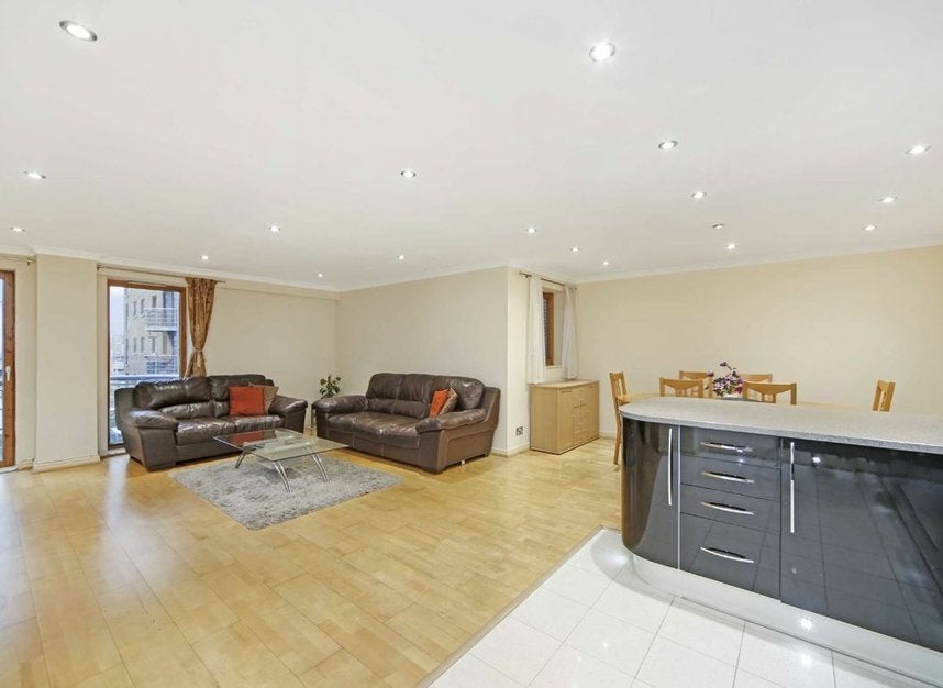 Flat Meridian Place in Greater London