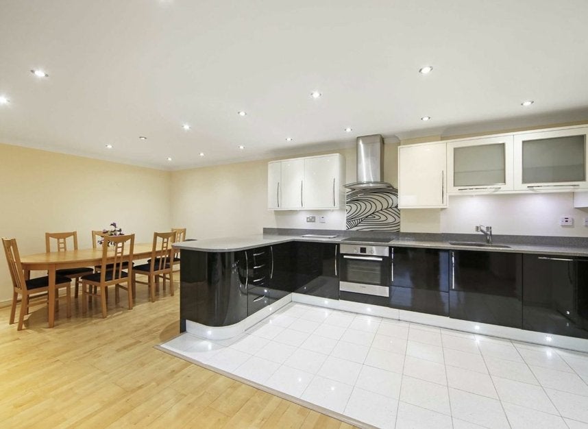 Flat Meridian Place in Greater London