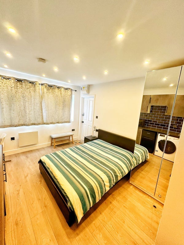 Room Pinecrest Gardens in Greater London