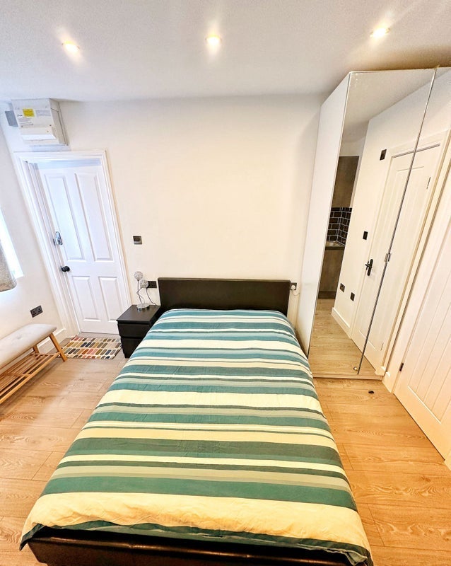 Room Pinecrest Gardens in Greater London