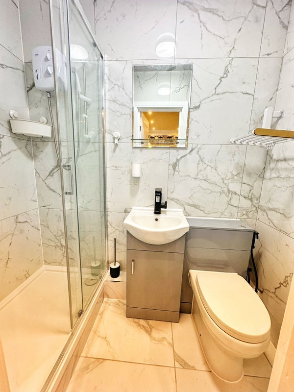 Room Pinecrest Gardens in Greater London