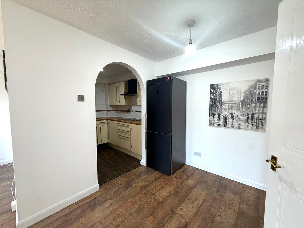 Flat Wellington Road South in Greater London