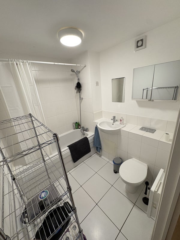 Room High Road in Greater London