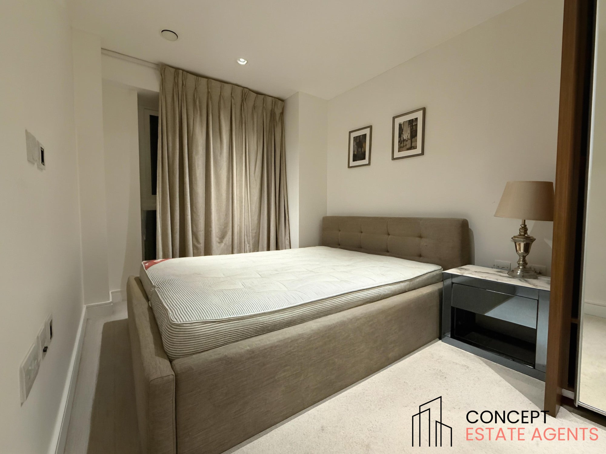 Flat Victoria Square in Greater London