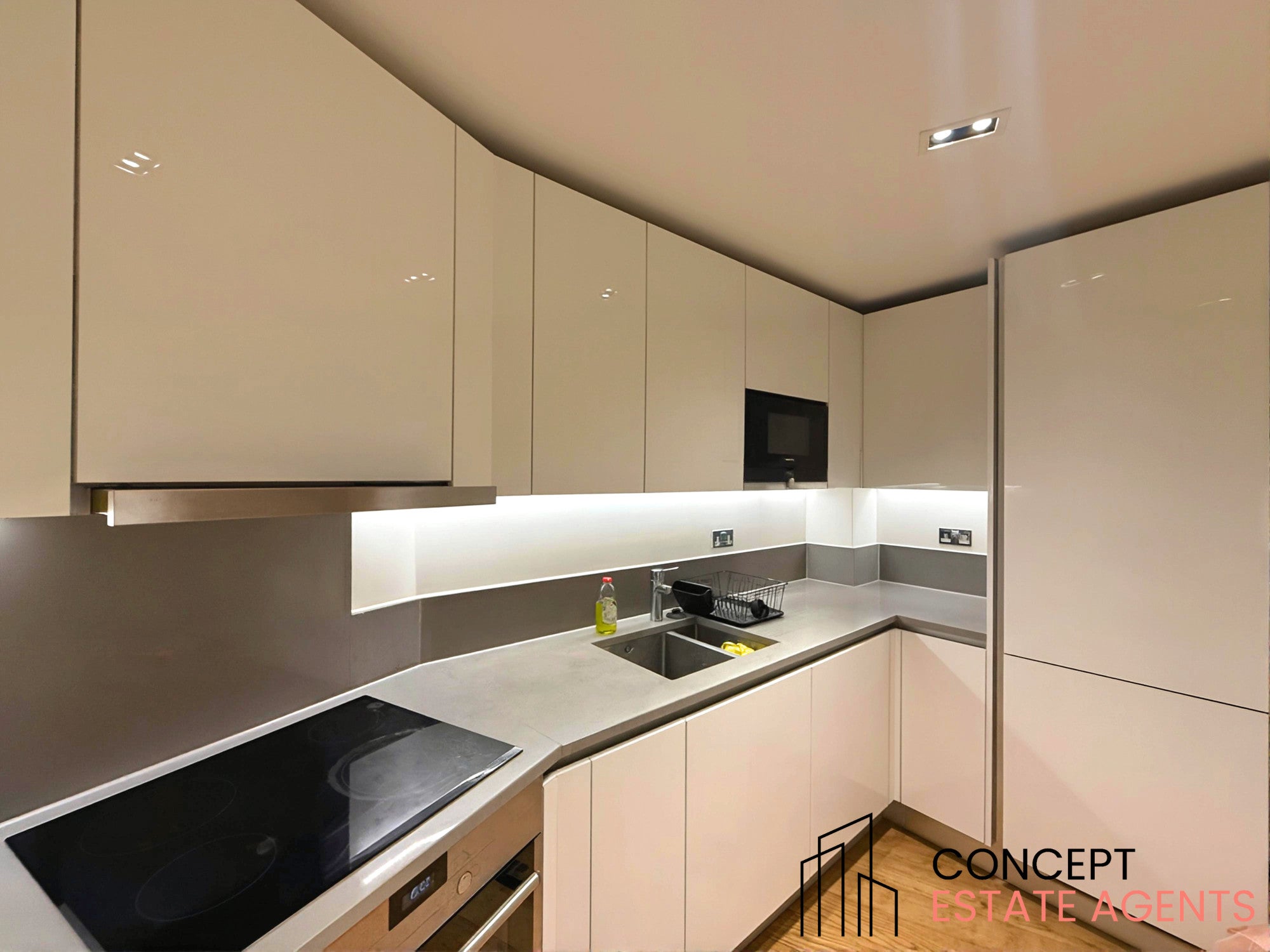 Flat Victoria Square in Greater London