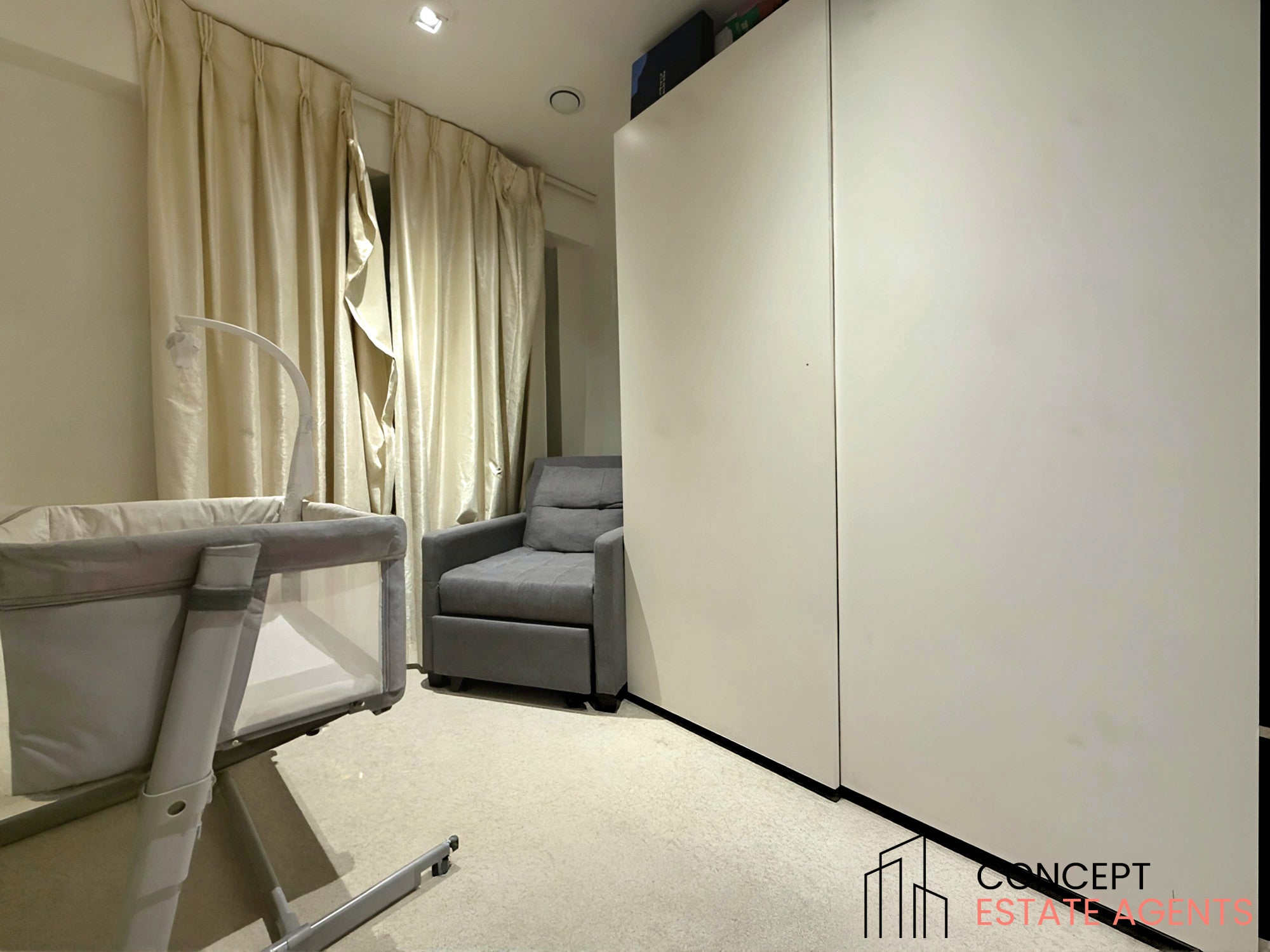 Flat Victoria Square in Greater London