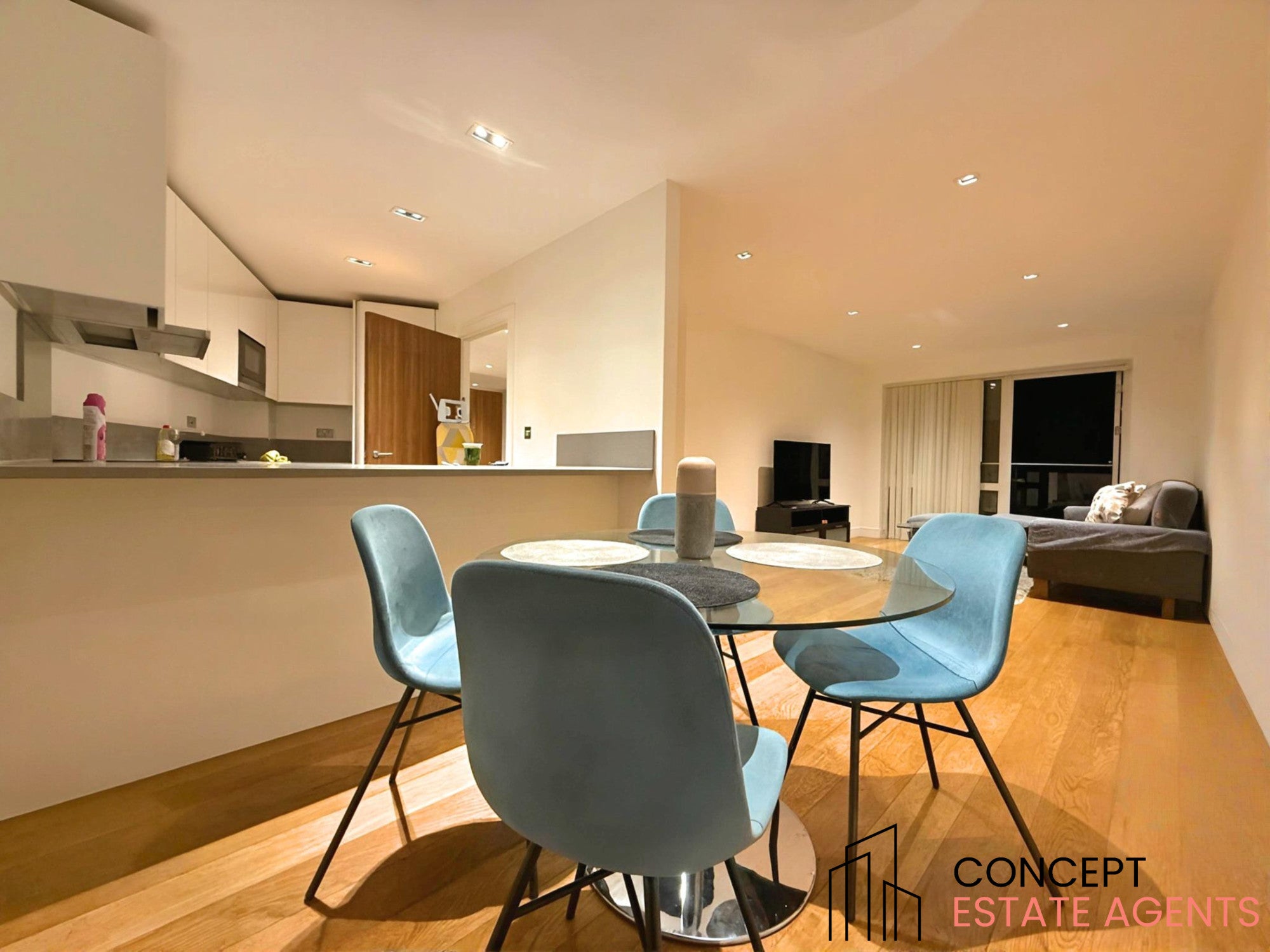 Flat Victoria Square in Greater London