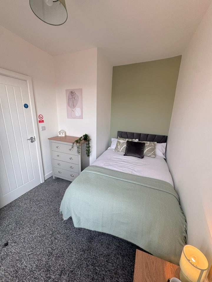 Room Greenfield Road in St Helens