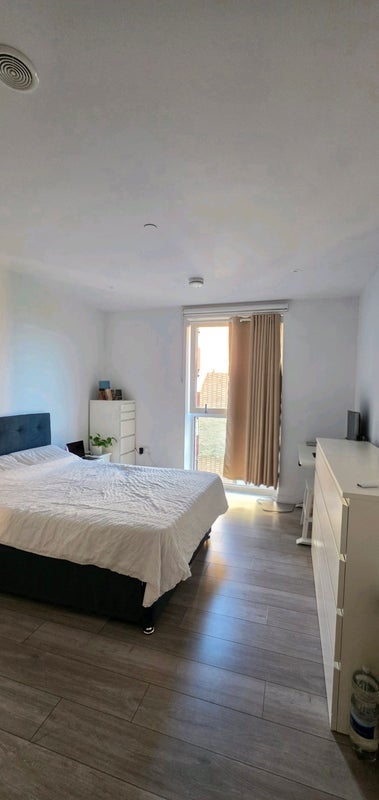 Room New Lion Way in Greater London