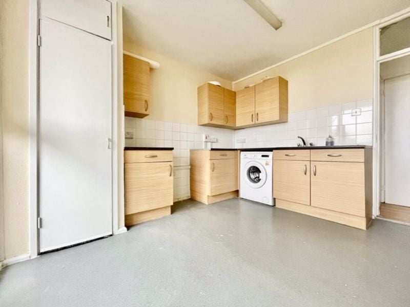 Flat Bath Street in Greater London