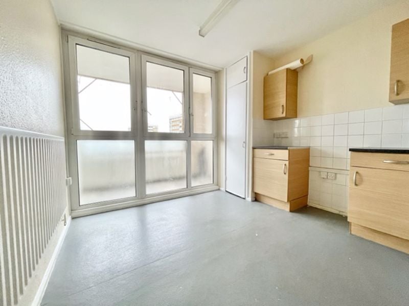 Flat Bath Street in Greater London