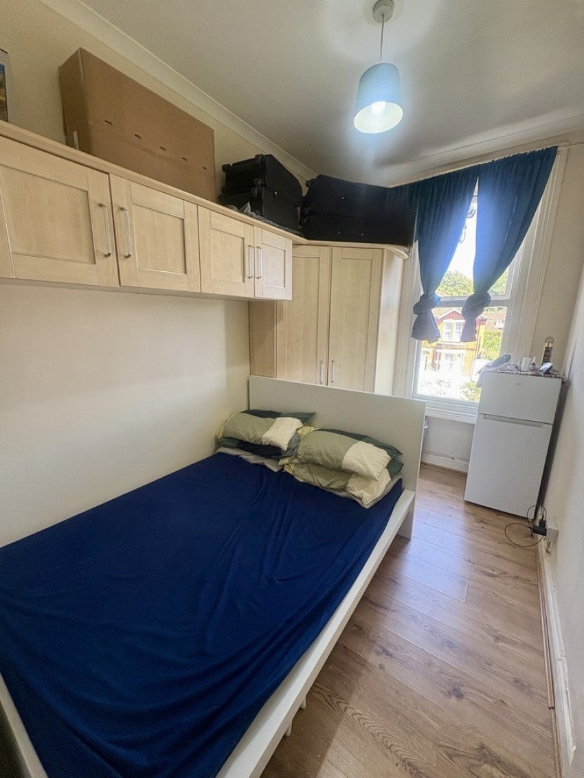 Flat Thornbury Avenue in Southampton
