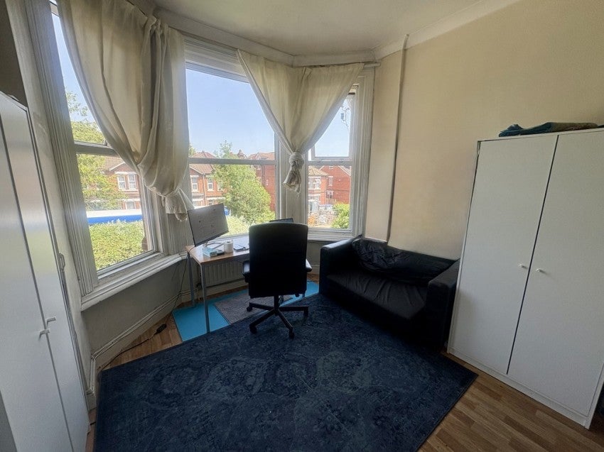 Flat Thornbury Avenue in Southampton