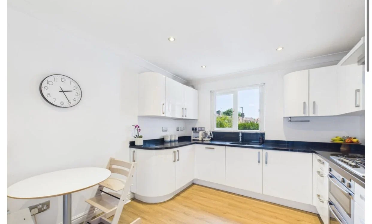 Flat Regency Crescent in Greater London