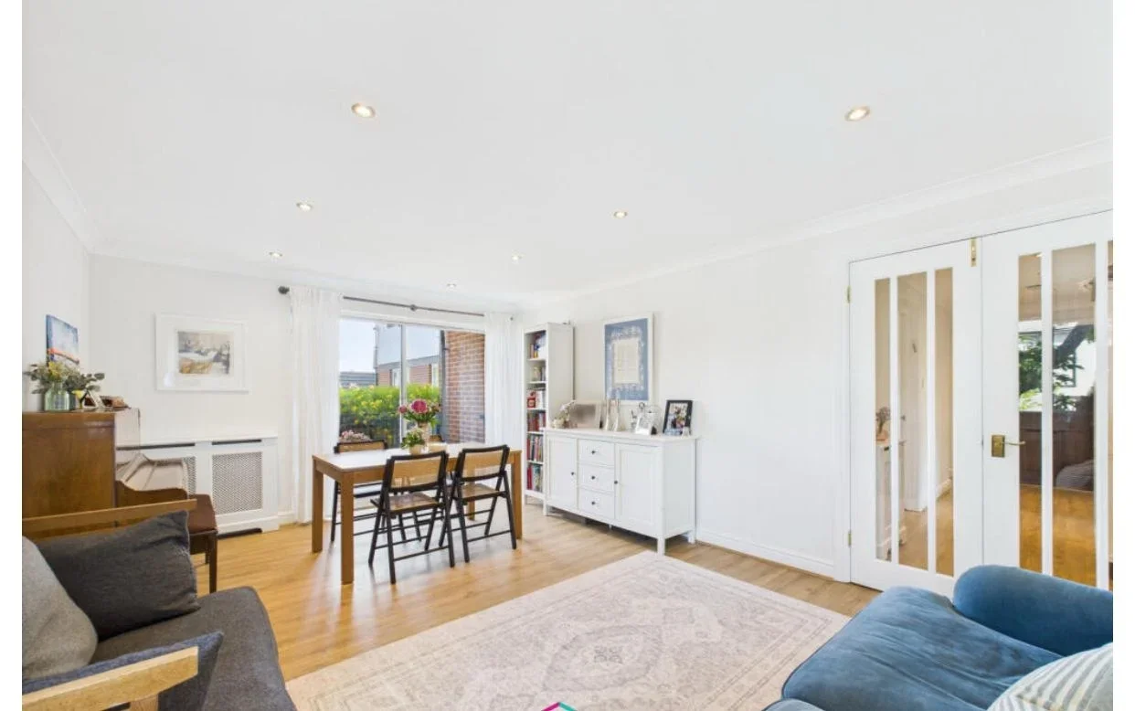 Flat Regency Crescent in Greater London