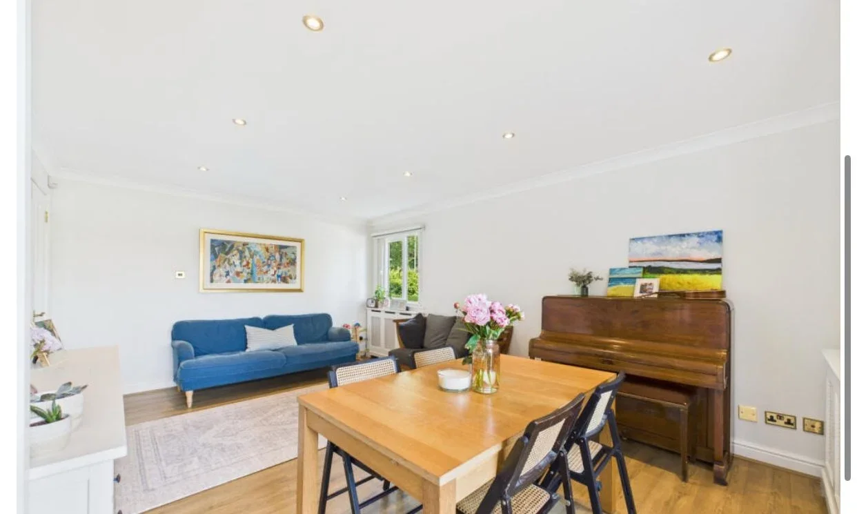 Flat Regency Crescent in Greater London