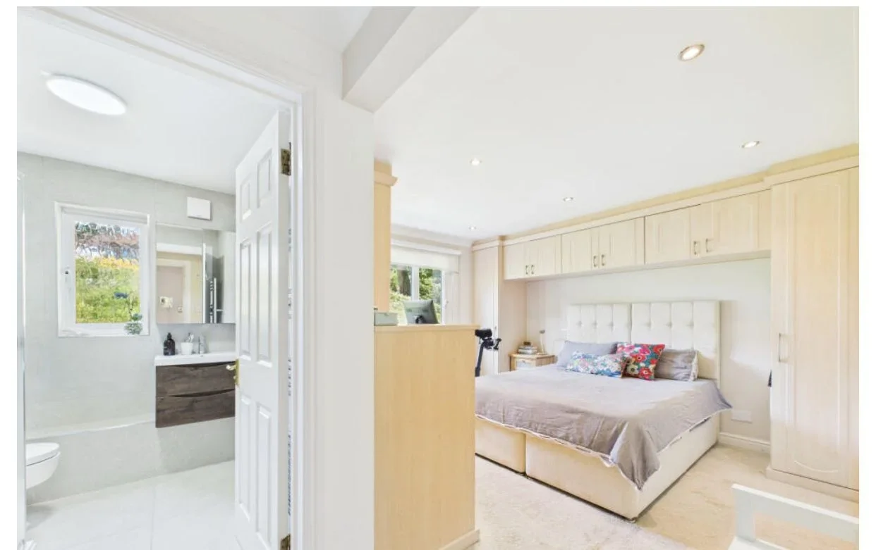 Flat Regency Crescent in Greater London