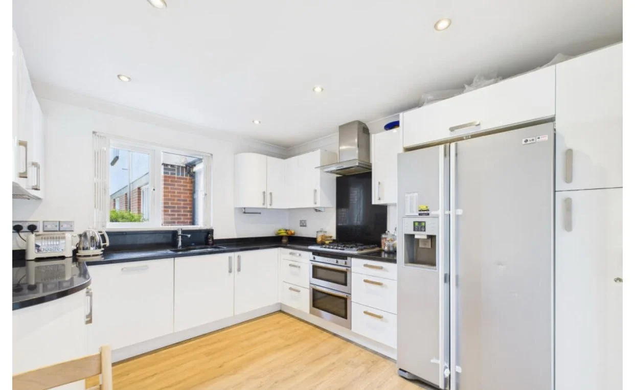 Flat Regency Crescent in Greater London