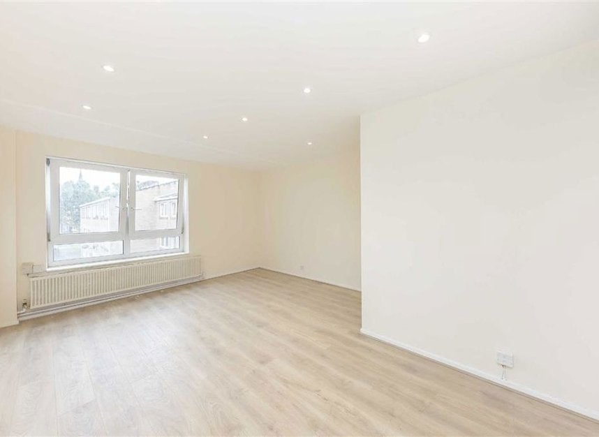 Flat Salisbury Close in Greater London