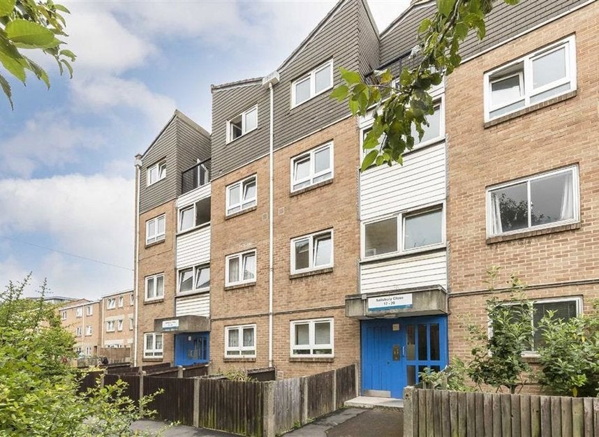 Flat Salisbury Close in Greater London