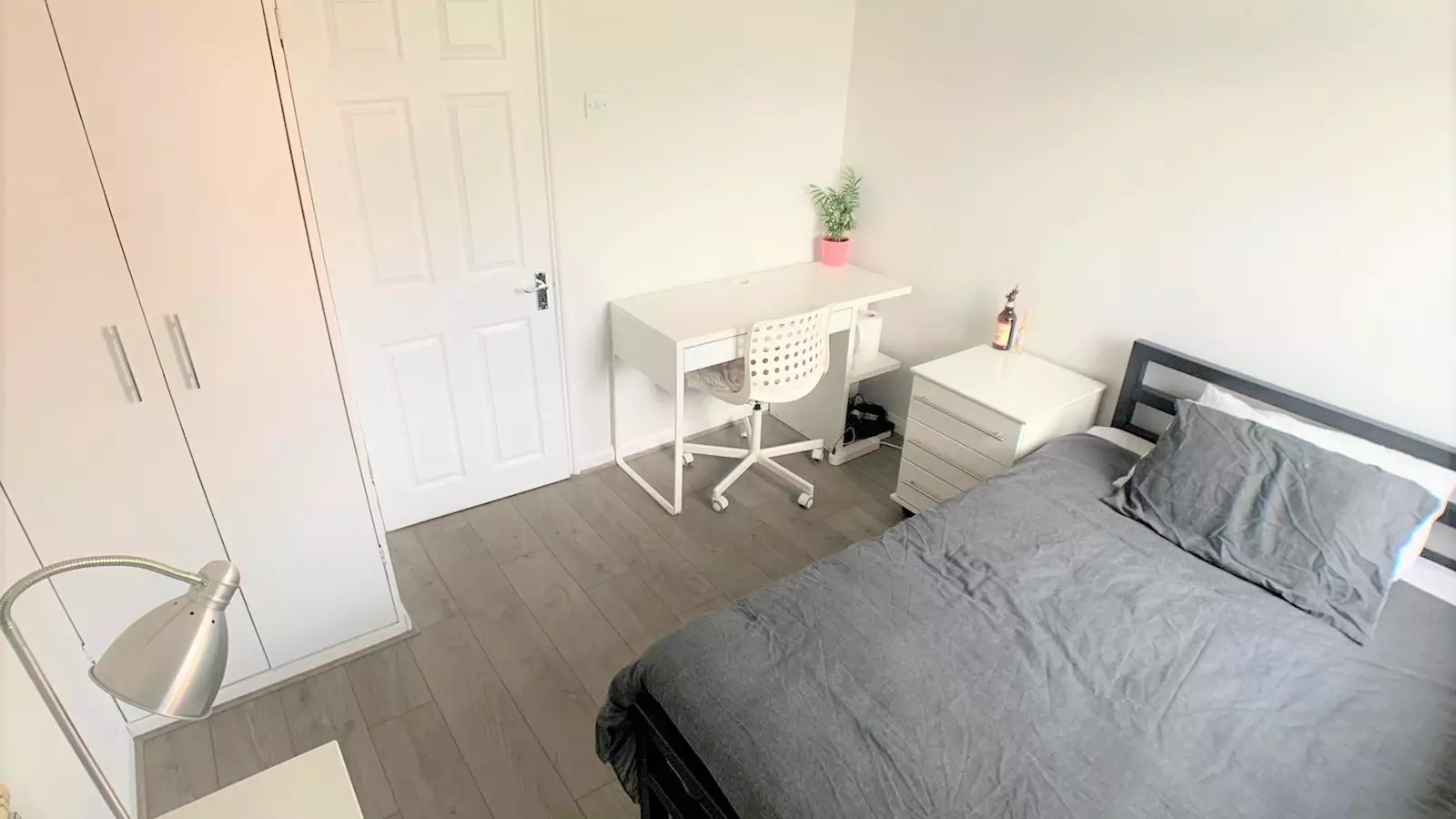 Room Coll's Road in Greater London