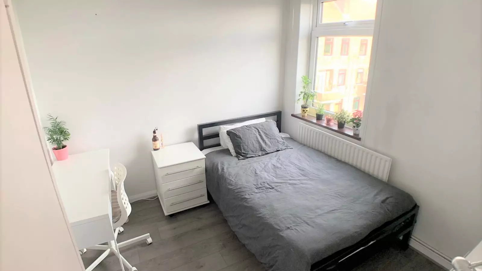 Room Coll's Road in Greater London