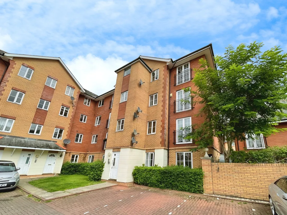 Flat Claymore Place in Cardiff