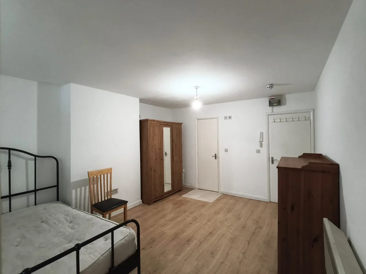 Flat Heathfield Gardens in Greater London