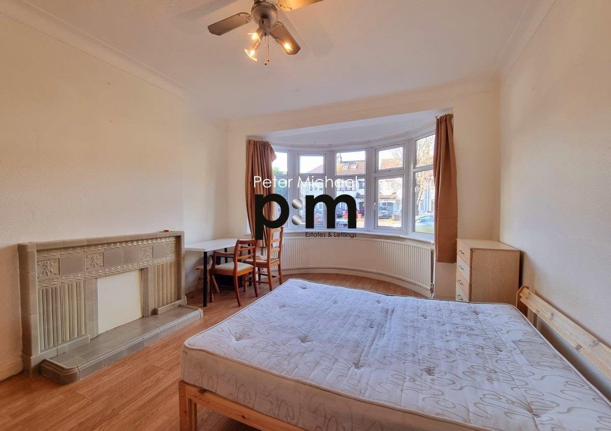 Room Hedge Lane in Greater London