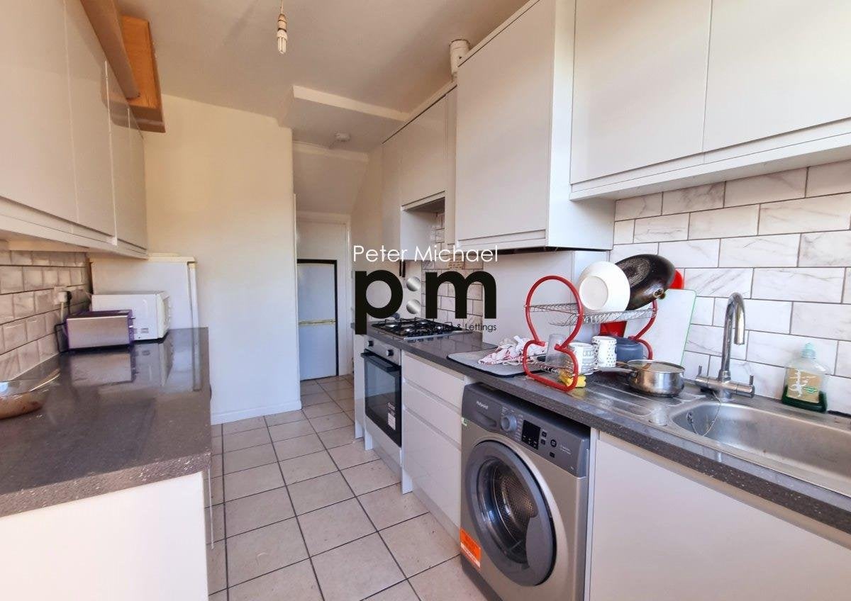 Room Hedge Lane in Greater London