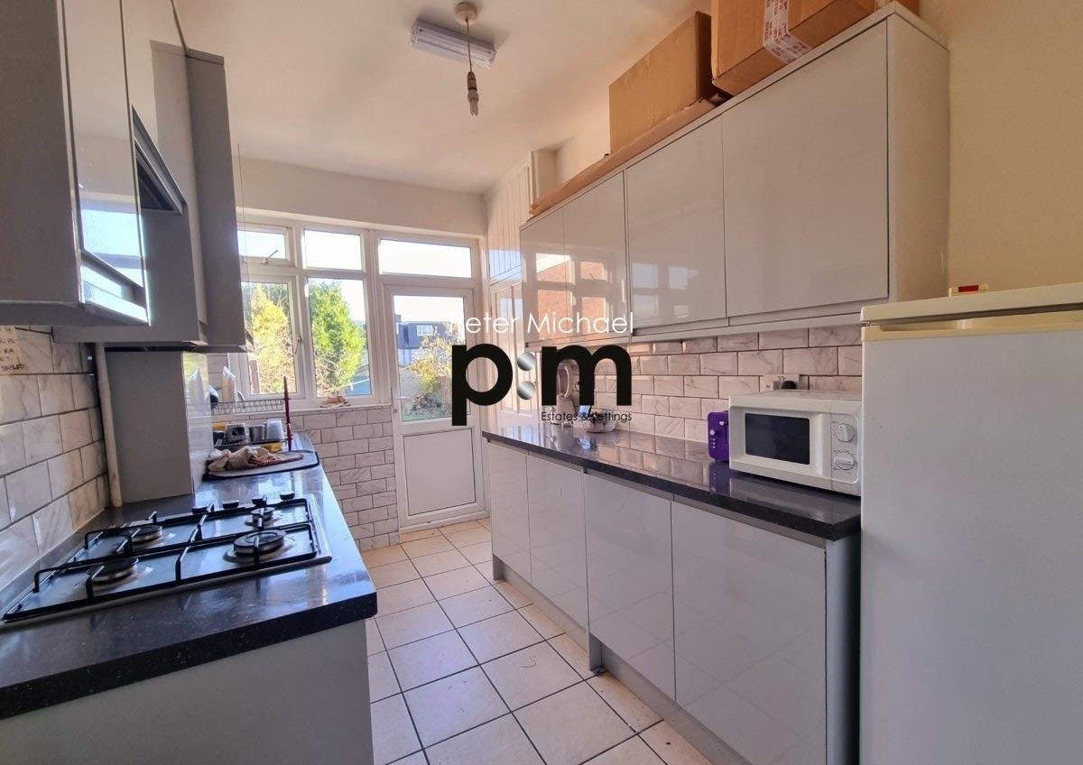 Room Hedge Lane in Greater London