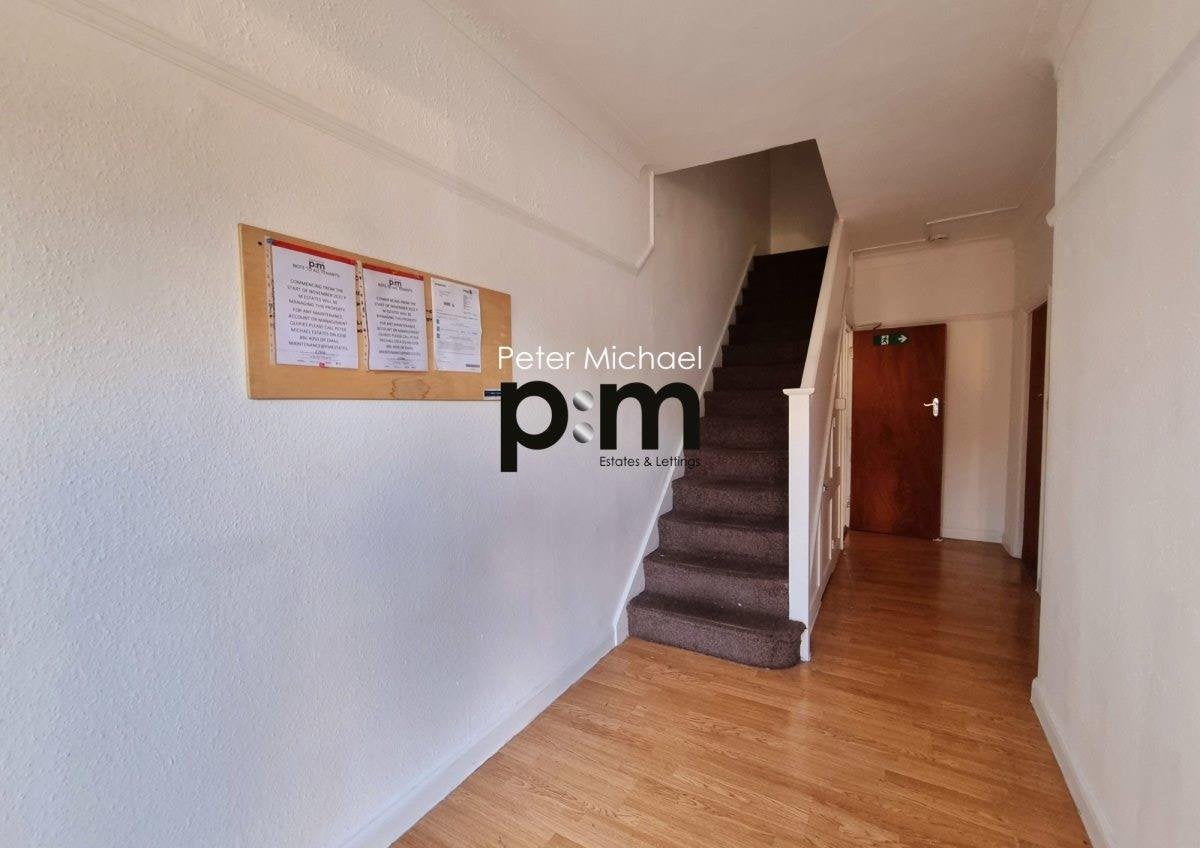 Room Hedge Lane in Greater London