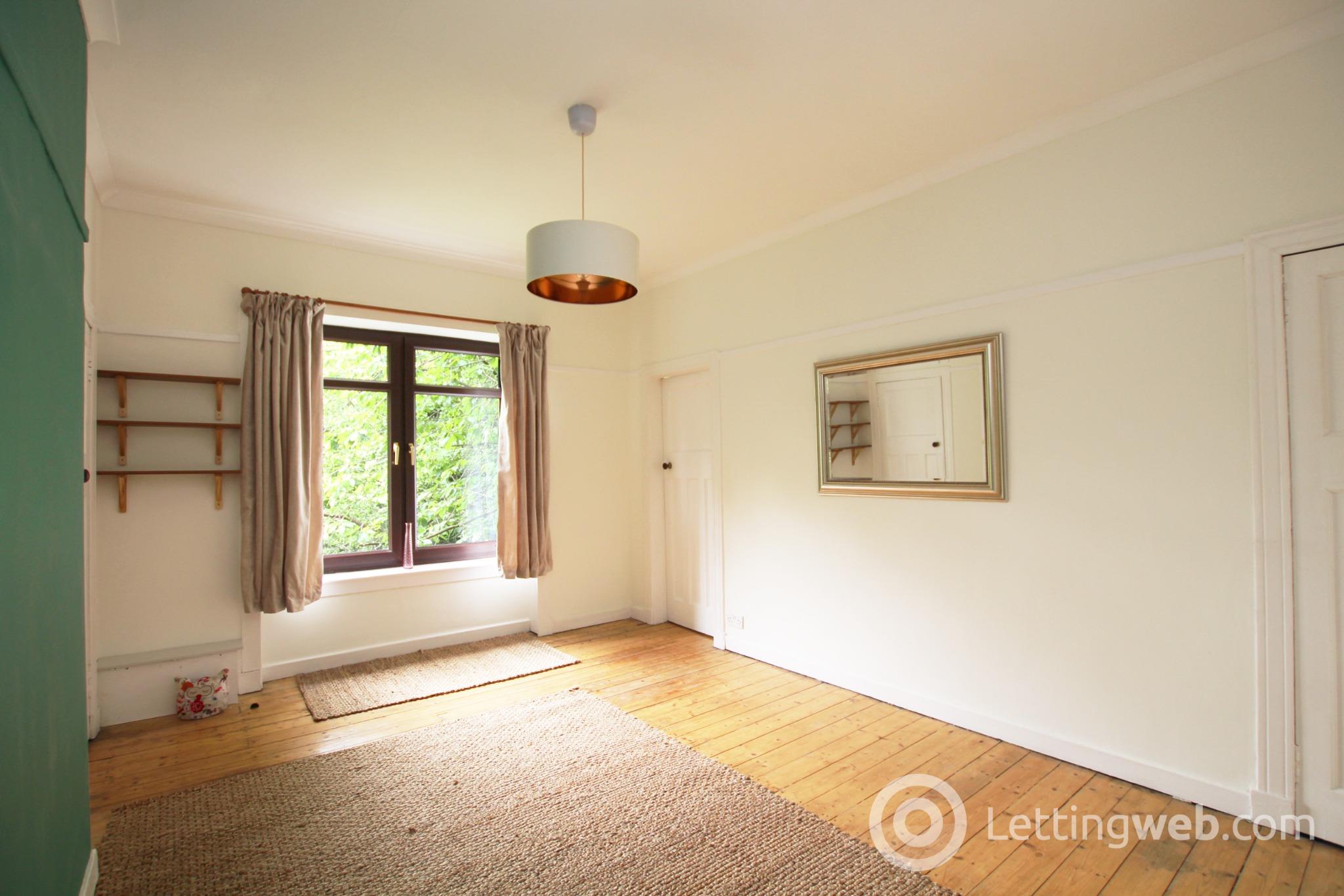 Flat Dorchester Avenue in Glasgow