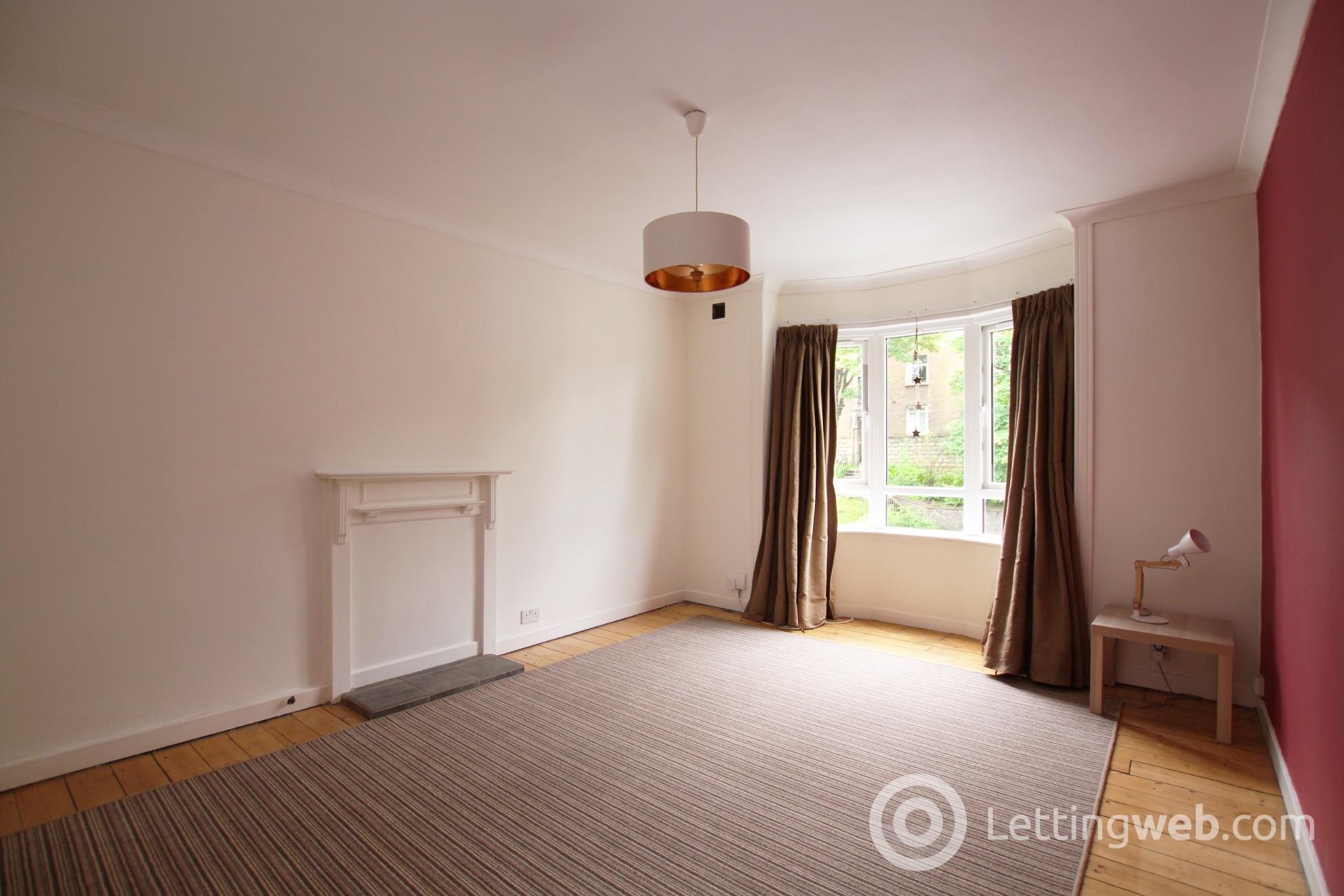 Flat Dorchester Avenue in Glasgow