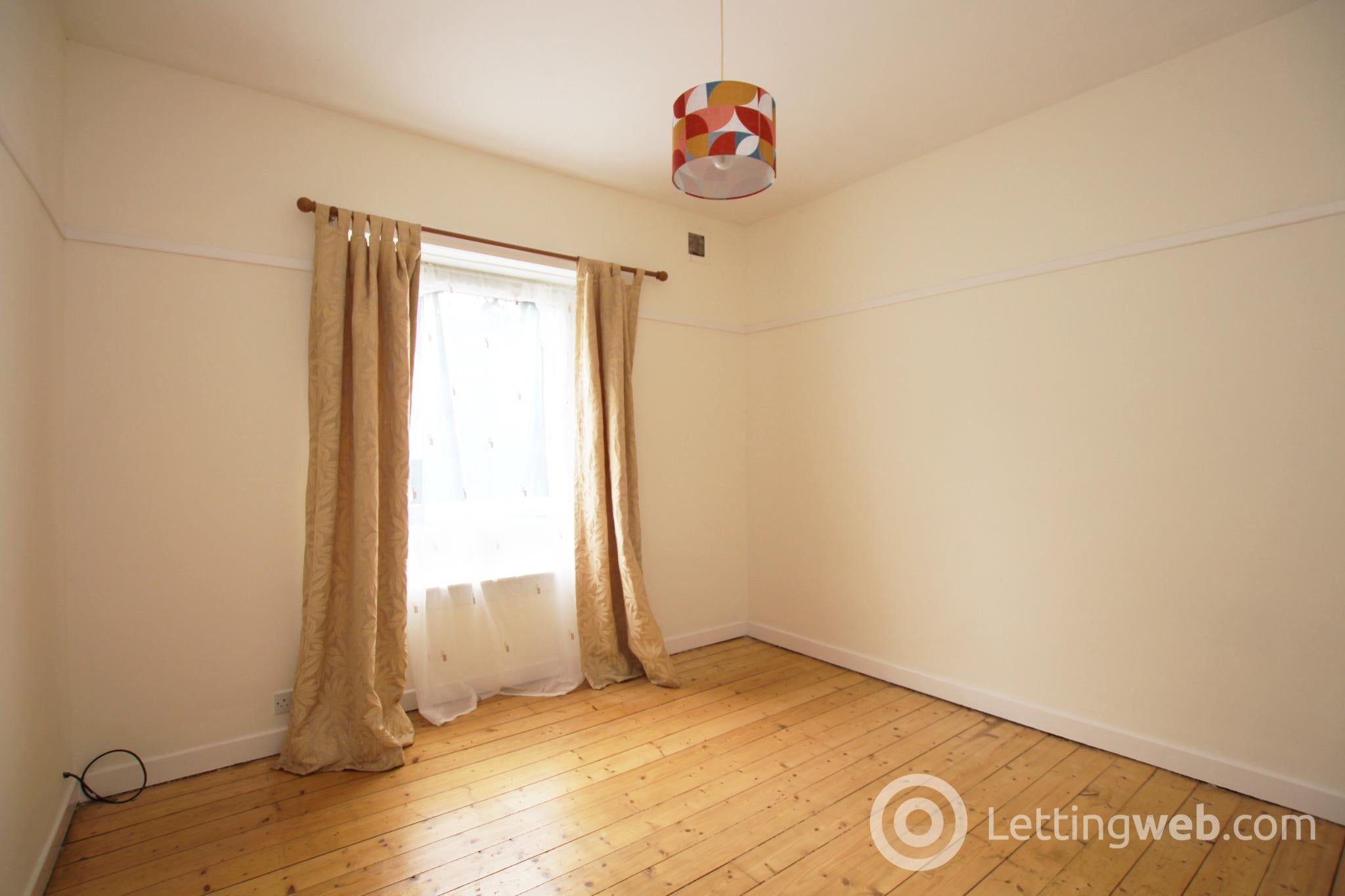 Flat Dorchester Avenue in Glasgow
