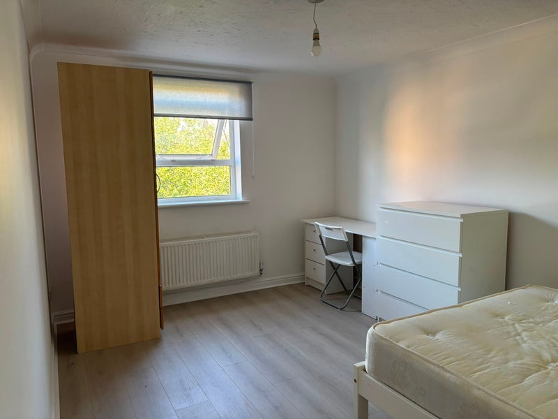 Flat Manchester Road in Greater London
