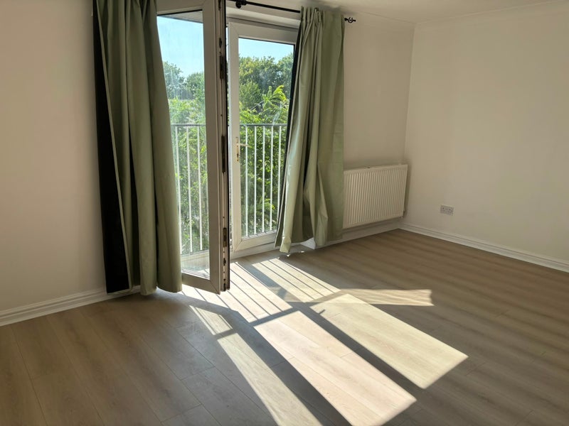 Flat Manchester Road in Greater London