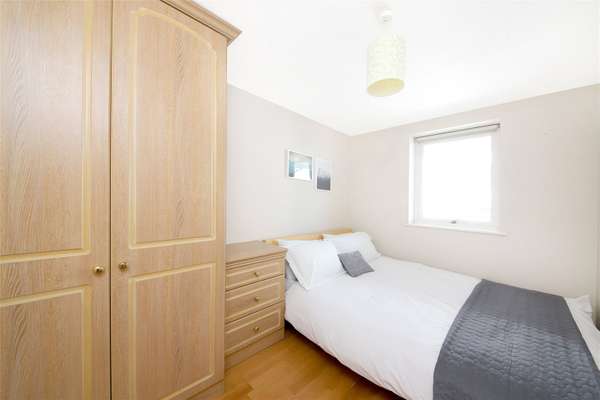 Flat Stewart Street in Greater London